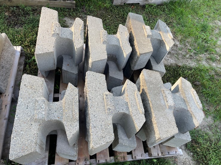#3198-•-(2)-pallets-of-interlocking-concrete-retaining-wall-blocks-image-4
