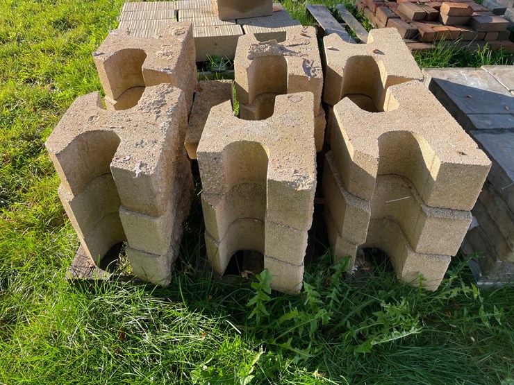 #3192-•-pallet-of-concrete-retaining-wall-blocks-image-5
