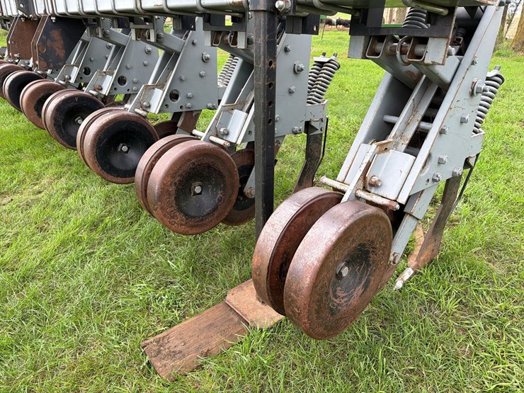 hiniker-8row-3pt-field-cultivator-image-7