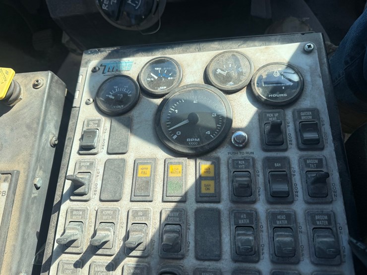 2002-freightliner-fc70-image-76
