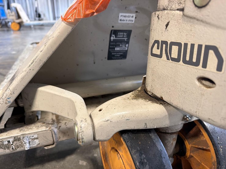 crown-pallet-jack-image-9