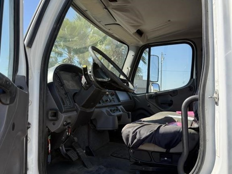 2016-freightliner-mechanics-truck-image-73