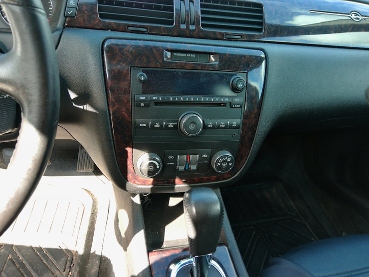 2011-chevy-impala-image-11