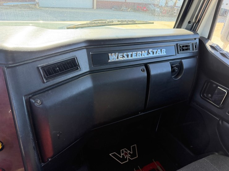 #1726-•-2019-western-star-day-cab-truck-tractor-image-47