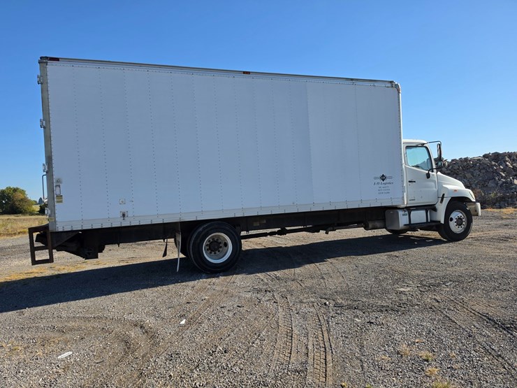 2007-hino-268-image-16
