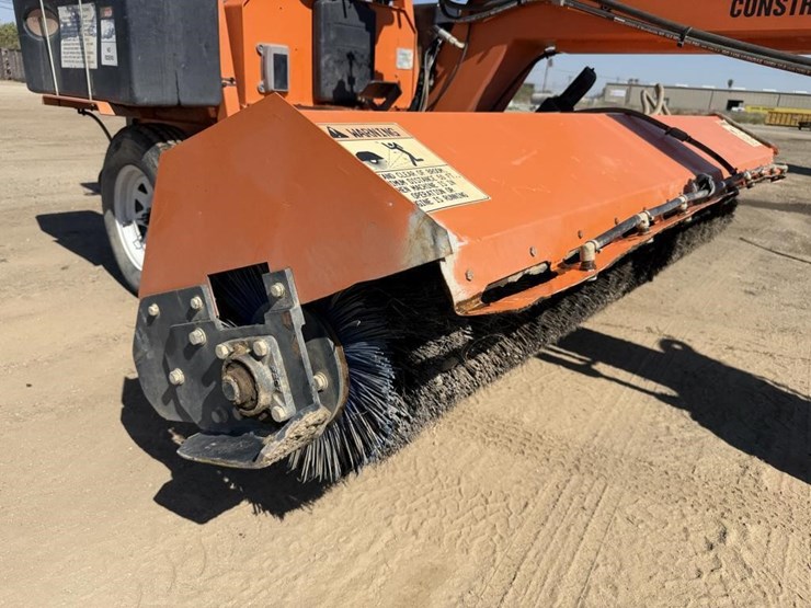 lay-mor-sm-300-3-wheel-broom-image-10