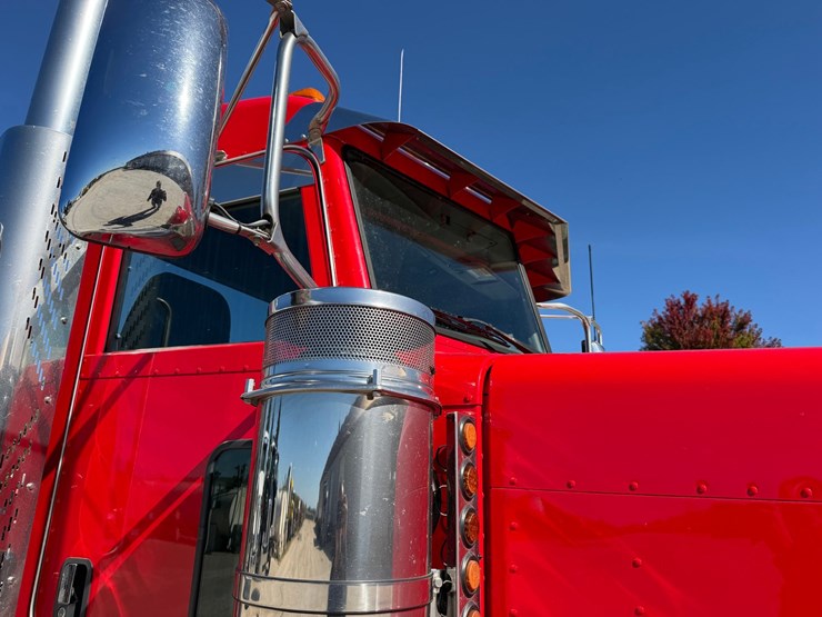 2020-peterbilt-389-image-23