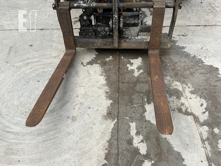 2018-caterpillar-tl1055d-image-9