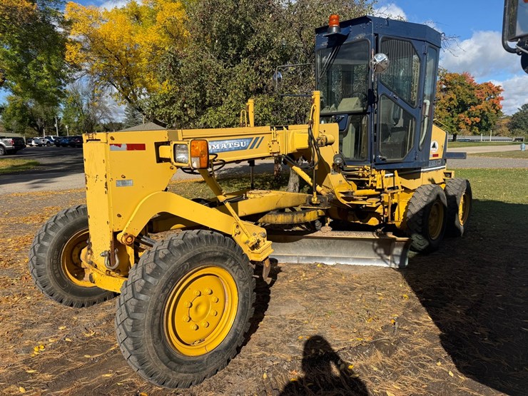 #3534-•-komatsu-gd305a-motor-grader-image-1