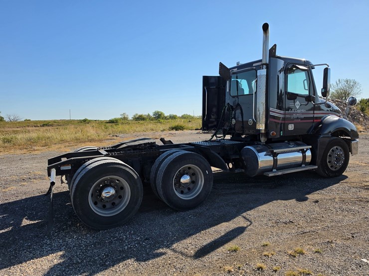 2016-freightliner-columbia-120-image-15