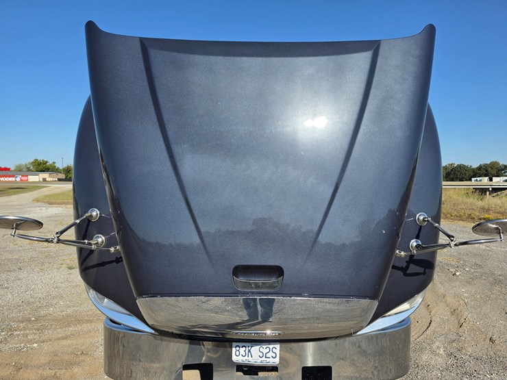 2016-freightliner-columbia-120-image-34