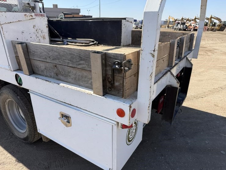 2025-chevrolet-3500-image-32
