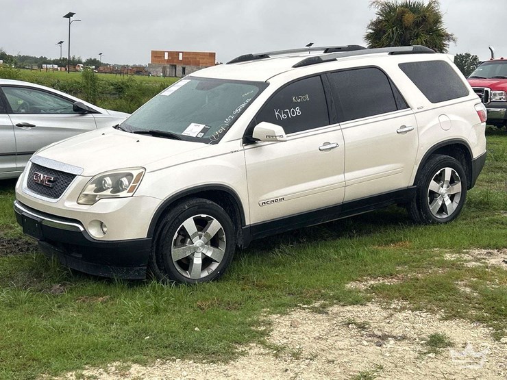2011-gmc-acadia-image-1