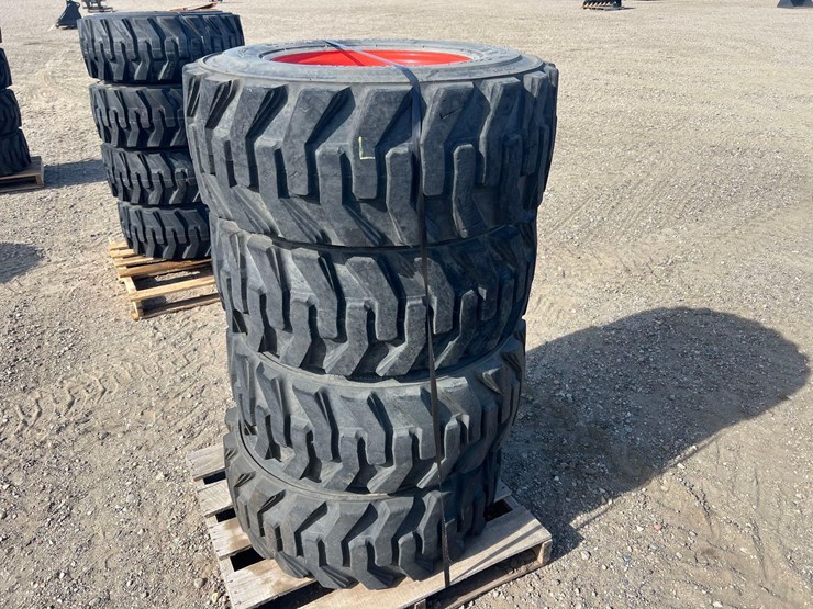bobcat-heavy-duty-tires-image-3
