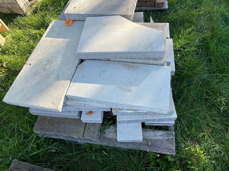 #3195-•-pallet-of-concrete-landscaping-pavers-image-2