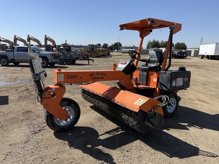 lay-mor-sm-300-3-wheel-broom-image-1