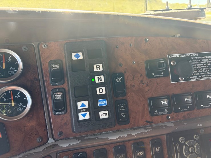 2007-peterbilt-387-image-28