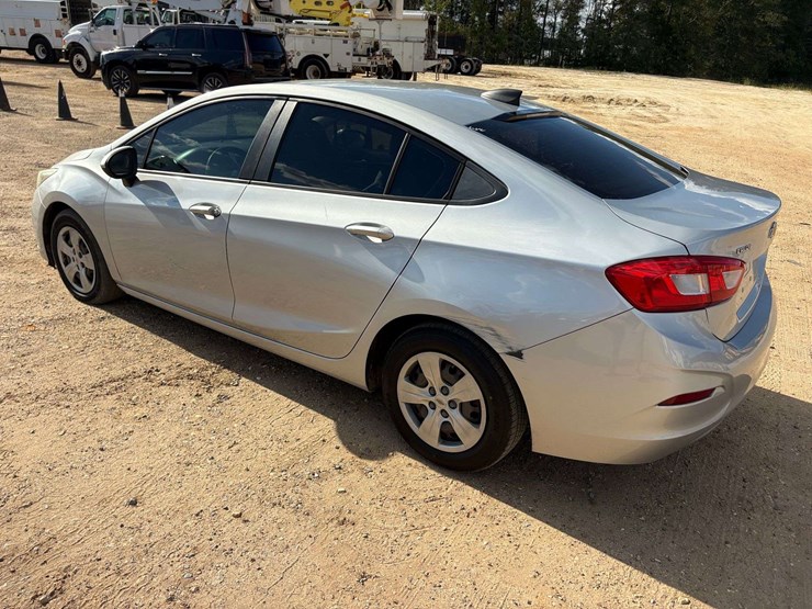 2017-chevrolet-cruz-4-door-sedan-(231,913-miles)-image-2