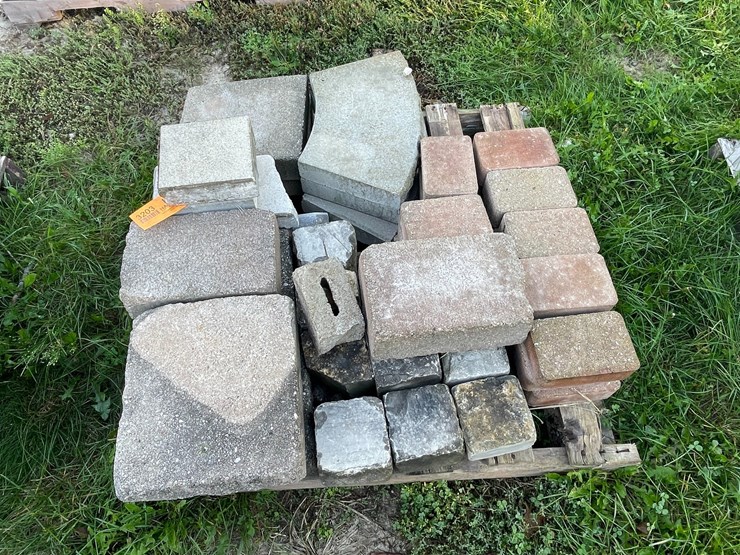 #3203-•-pallet-of-various-concrete-landscape-pavers-image-2