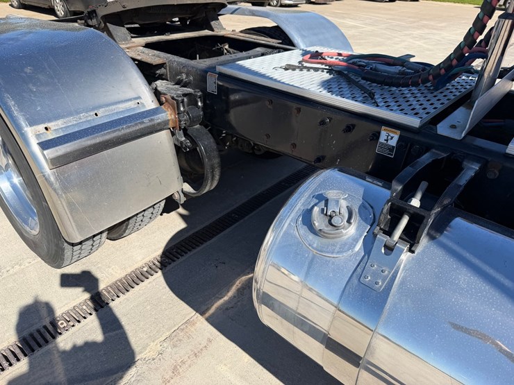 2020-peterbilt-389-image-32