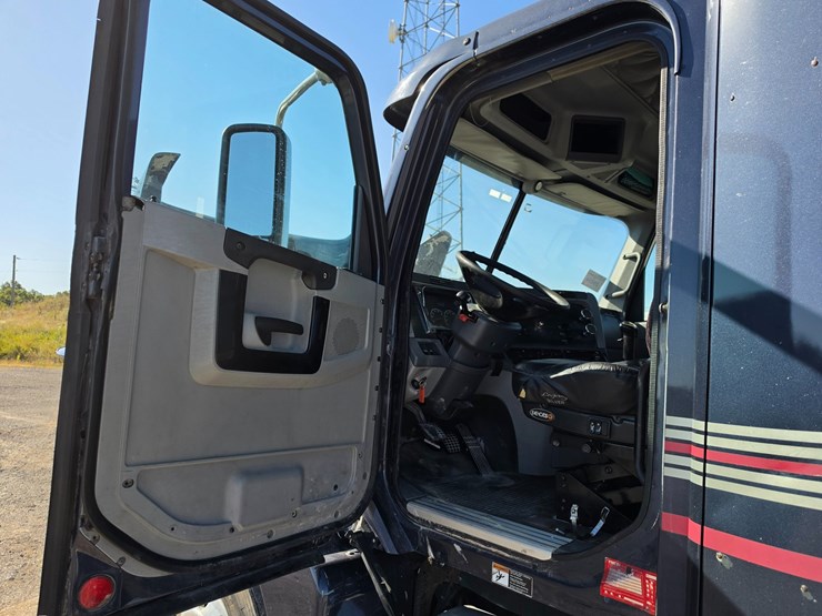 2016-freightliner-columbia-120-image-44