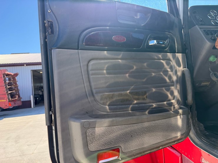 2020-peterbilt-389-image-43