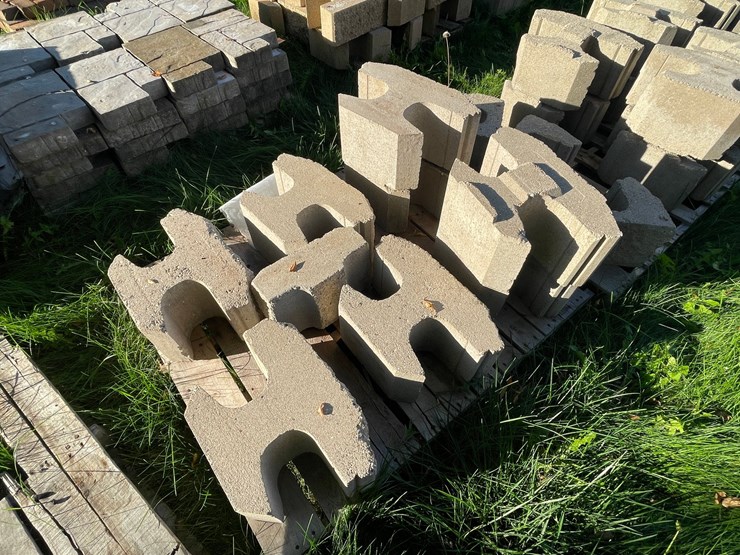 #3187-•-(3)-pallets-of-concrete-retaining-wall-blocks-image-2