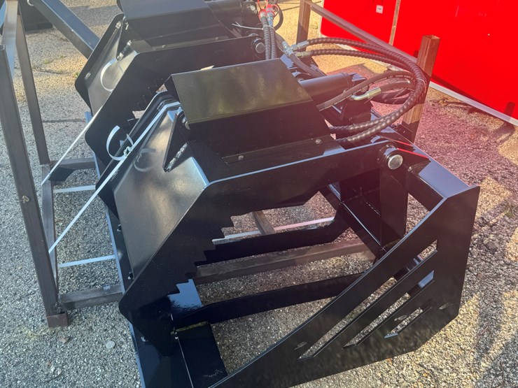 future-skid-steer-hollow-wood-grabber-image-6