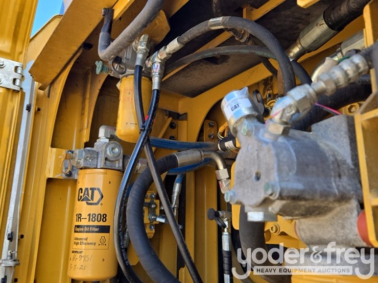 2019-caterpillar-352-image-45