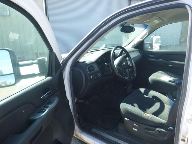 2007-chevrolet-suburban-image-6