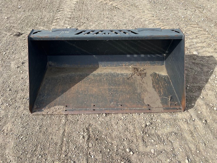 mini-skid-steer-bucket-image-2