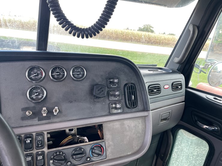 #116-•-2013-peterbilt-day-cab-semi-(title-in-delay)-(denmark-wi)-image-12