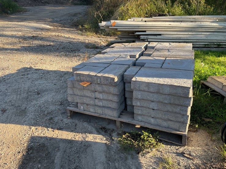 #3176-•-pallet-of-decorative-landscape-block-image-1