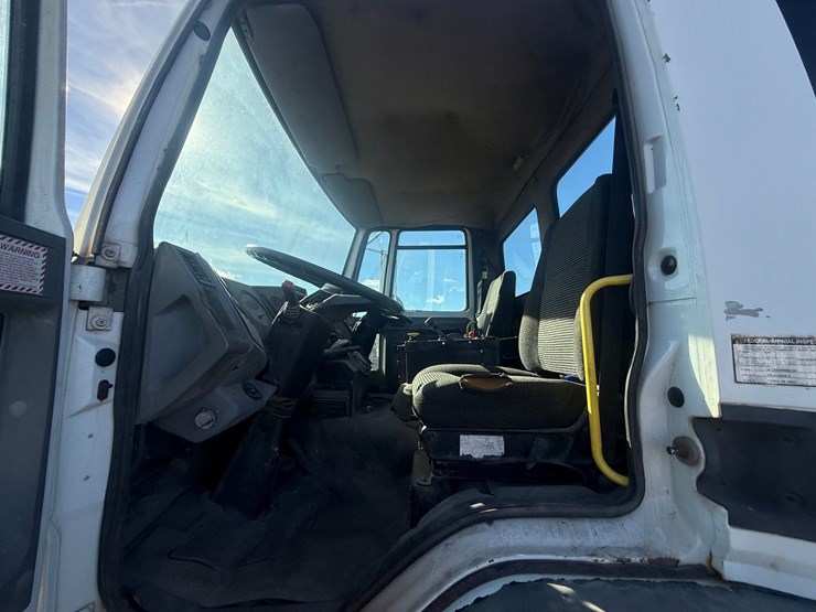 2002-freightliner-fc70-image-78