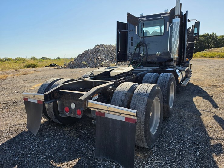 2016-freightliner-columbia-120-image-72