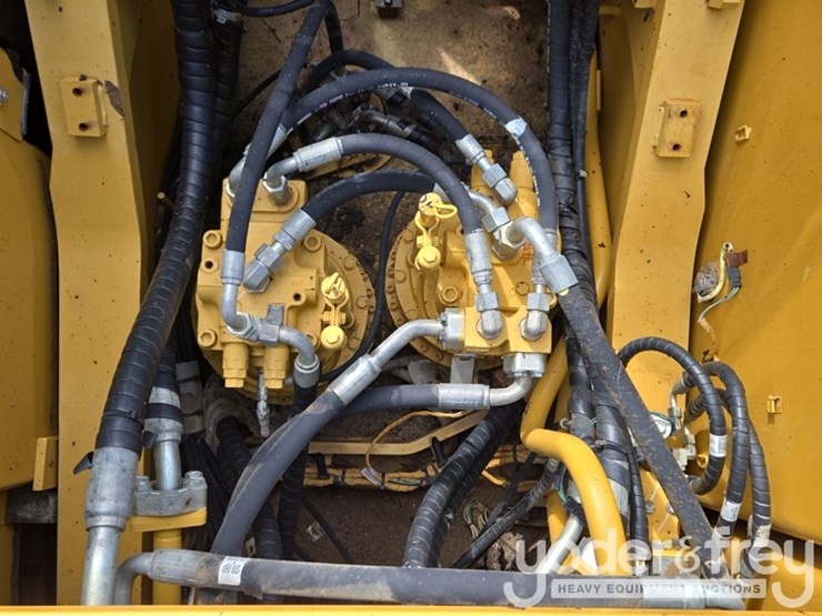 2019-caterpillar-352-image-56