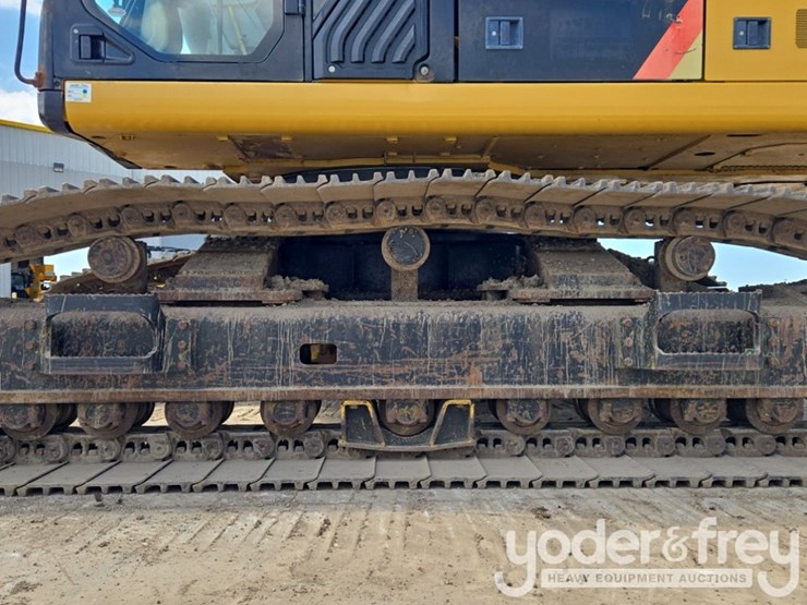 2018-caterpillar-352-image-10