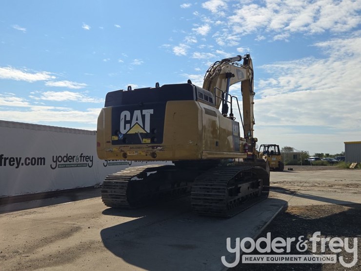 2019-caterpillar-352-image-5
