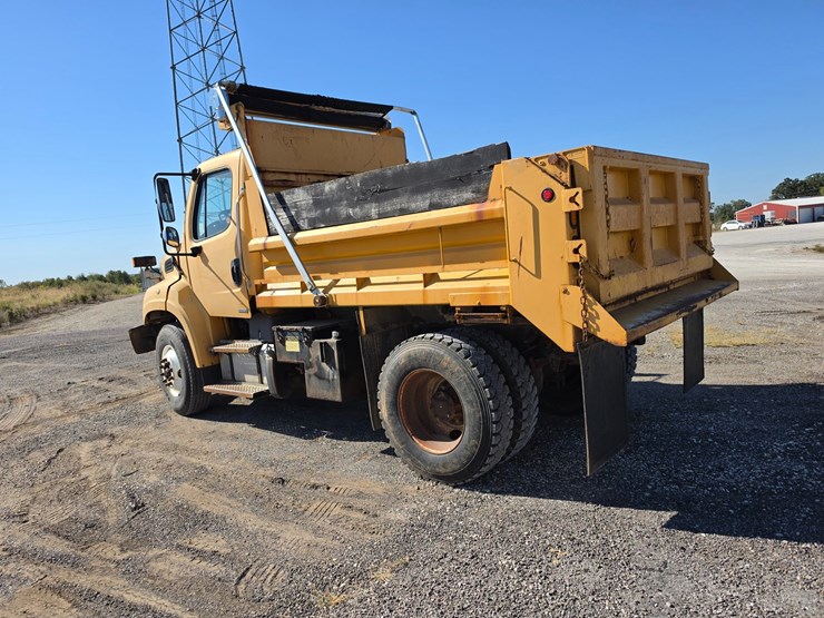 2011-freightliner-m2-106-image-8
