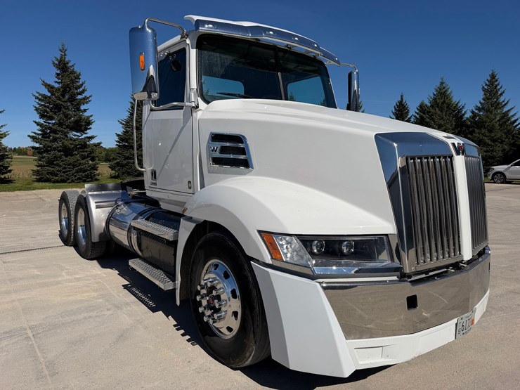 #1726-•-2019-western-star-day-cab-truck-tractor-image-7