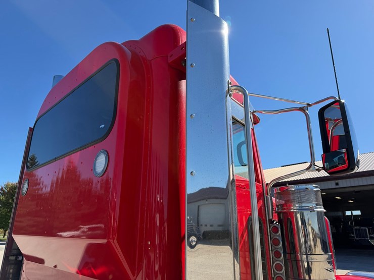 2020-peterbilt-389-image-27