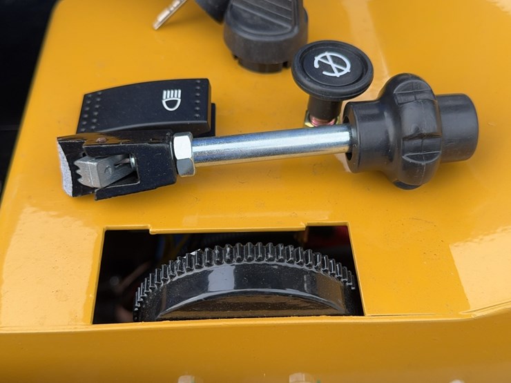 2026-unused-rt15r-z-mini-excavator-...-broken-throttle-see-photos,-can-be-adjusted-manually-image-12