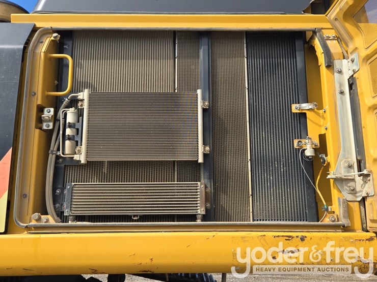 2019-caterpillar-352-image-39
