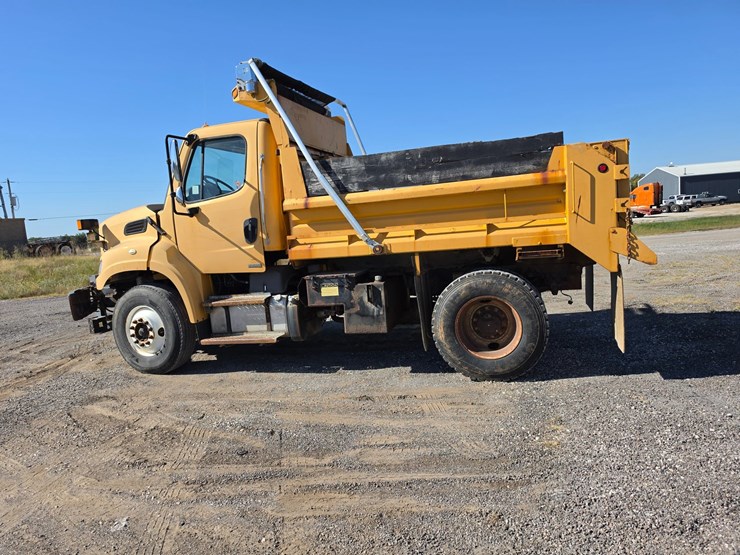 2011-freightliner-m2-106-image-6