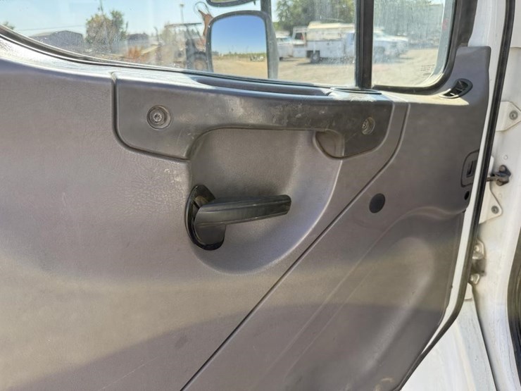 2016-freightliner-mechanics-truck-image-75