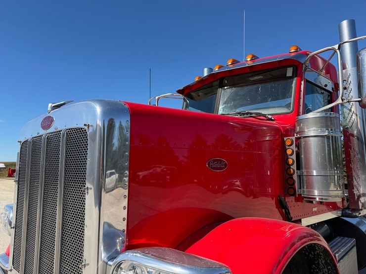 2020-peterbilt-389-image-10