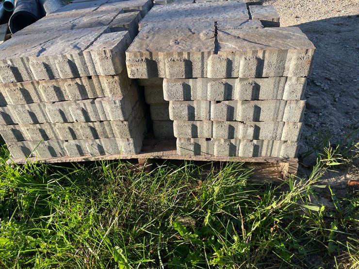 #3176-•-pallet-of-decorative-landscape-block-image-5