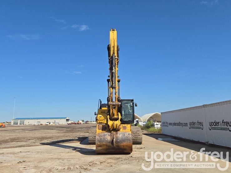 2019-caterpillar-352-image-8
