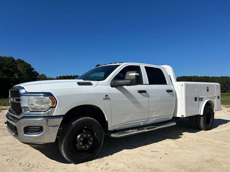 2023-dodge-3500-image-2