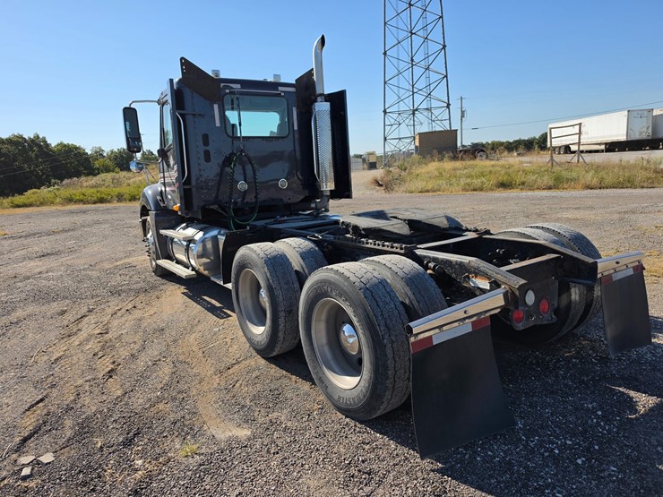 2016-freightliner-columbia-120-image-9